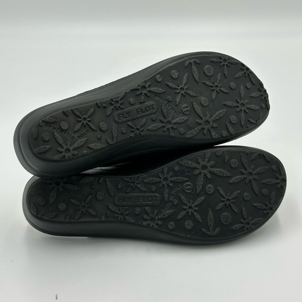 Fly Flot black mesh slip-on clogs with anti- shock anatomic features. Size 39/8 - Picture 8 of 10